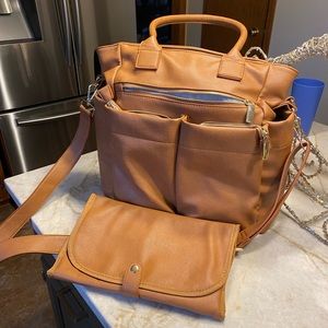 Faux leather diaper bag in great condition. Used very sparingly. Matching pad
